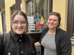 Kuopion Ensikotiyhdistyksen Mirja Minkkinen ja ATA Henkilöstöpalveluiden Henna Rönkä yhteiskuvassa. 